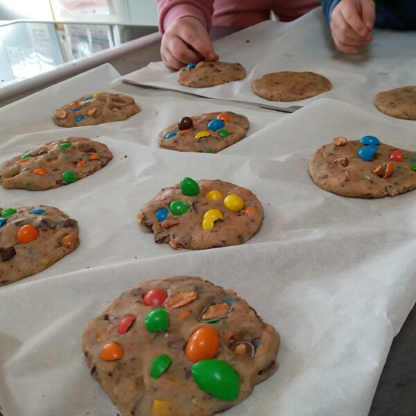 Décoration des cookies M&M's par les enfants